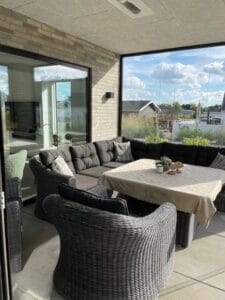 Skydeglas terrasse i Blokhus - set indefra