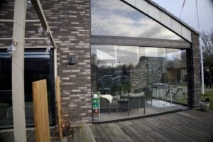Glasinddækning fra skrå vinkel - terrasse med skydeglas, Jyllinge