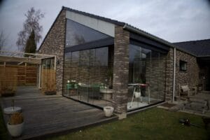 Glasinddækning set fra haven - skydeglas og fast glas i gavl, Jyllinge