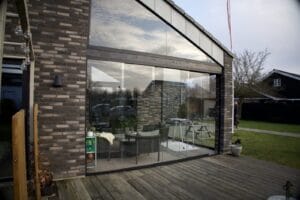 Glasinddækning set fra siden - skydeglas terrasse, Jyllinge